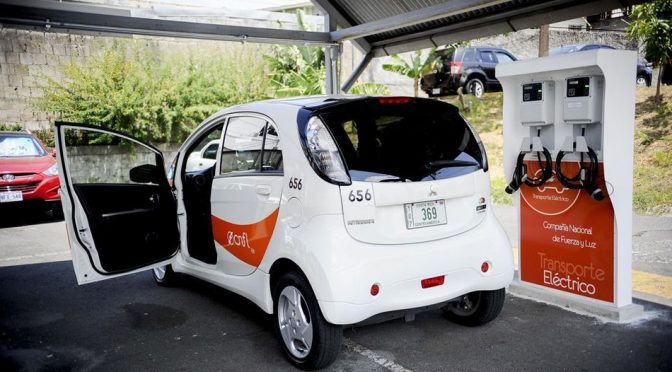 Electric-Vehicle-Charging-in-Costa-Rica-672x372